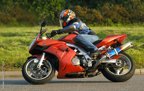 Foto: motorcycle rider cornering at speed motorcycle rider cornering at speed