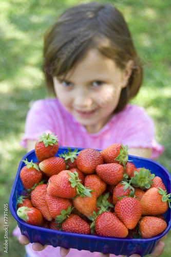 Foto: Girl with strawberries Girl with strawberries
