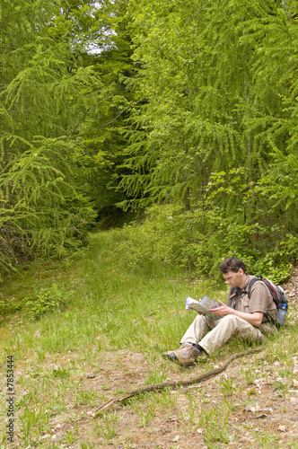 Wanderer sitzend mit Karte