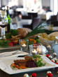 weihnachtlicher gänsebraten an der festtafel