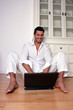 mann beim arbeiten mit laptop
