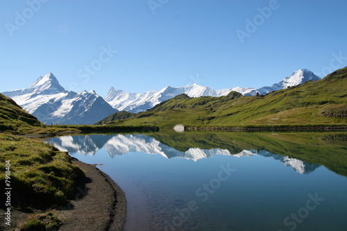 reflets dans un lac des alpes suisses