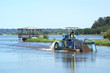 Maquina agricola na água