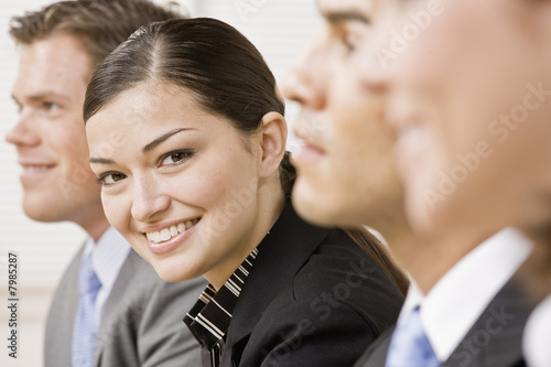 Foto: Businesswoman posing with colleagues Businesswoman posing with colleagues
