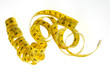Gelbes Massband als Spirale freigestellt