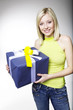 Photo: Blonde Junge Frau mit Geschenkspaket Blonde Junge Frau mit Geschenkspaket