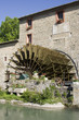 Vieux moulin en pierre avec roue à aubes