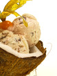 walnuss stracciatella eiscreme in der kokosnussschale 