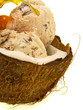 walnuss stracciatella eiscreme in der kokosnussschale 