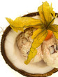 walnuss stracciatella eiscreme in der kokosnussschale 