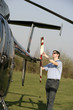 Foto: Pilot kontrolliert Helikopter Pilot kontrolliert Helikopter