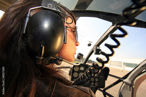 Foto: junge Frau im Helikopter junge Frau im Helikopter