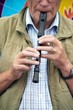 alter mann spielt Blockflöte