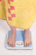 XXL-Model auf der Waage