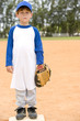 Foto: Portrait young boy on baseball base Portrait young boy on baseball base