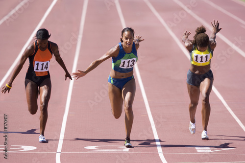Foto: Female athletes on track Female athletes on track