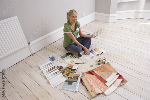 Photo: Woman with colour swatches, portrait, elevated view Woman with colour swatches, portrait, elevated view