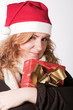 Foto: Beautiful young smiling woman with a gift in her hands Beautiful young smiling woman with a gift in her hands