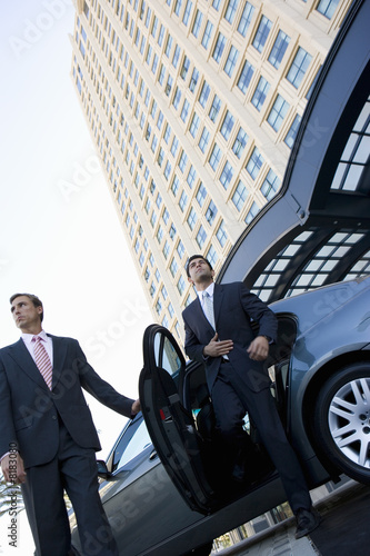 Foto: Chauffeur holding door for businessman Chauffeur holding door for businessman