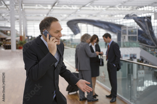 Foto: A businessman talking on his cell phone. A businessman talking on his cell phone.
