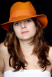 Frau mit orangem Hut
