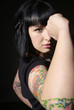 Frau mit Tattoo und Faust