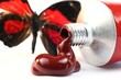 Rite Farbe aus der Tube mit Schmetterling