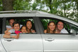 Famille et amis en voiture