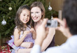 Foto: A father taking a photo of his family at Christmas A father taking a photo of his family at Christmas