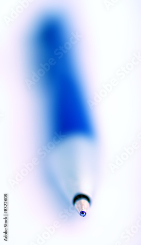 Foto: closeup tip perspective of isolated pen on white background closeup tip perspective of isolated pen on white background