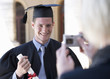 Foto: A graduate posing for a family photograph A graduate posing for a family photograph