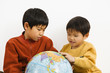 Foto: Boys looking at globe Boys looking at globe