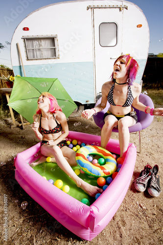 Foto: Women in a play pool playing with bubbles Women in a play pool playing with bubbles