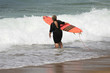 Photo: personne en surpoids qui va faire du surf personne en surpoids qui va faire du surf