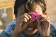 enfant qui prend une photo enfant qui prend une photo