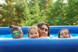 famille à la piscine