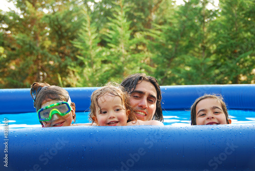 Photo: famille à la piscine famille à la piscine