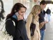 Foto: Junge Leute /Jugendliche telefonieren, schicken SMS mit dem Hand Junge Leute /Jugendliche telefonieren, schicken SMS mit dem Hand