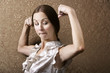 Foto: Young Woman Admiring Her Bicep Young Woman Admiring Her Bicep