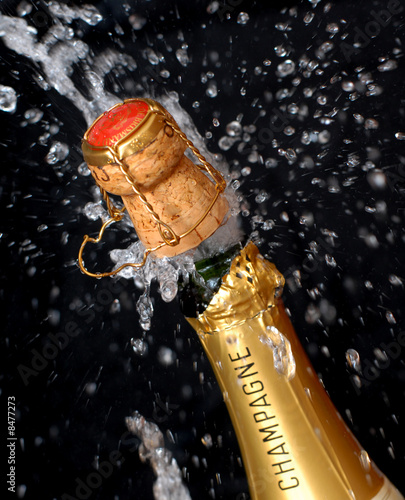 Photo: Knallende Champagnerflasche Knallende Champagnerflasche