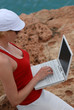 Frau mit Laptop im Urlaub
