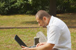 mann mit laptop natur