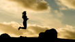 Silhoutte springt im Sonnenuntergang