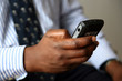 Homme d'affaires composant un texto Homme d'affaires composant un texto