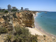 Crique, plage et immeuble de la Côte de l'Algarve, Portugal Crique, plage et immeuble de la Côte de l'Algarve, Portugal