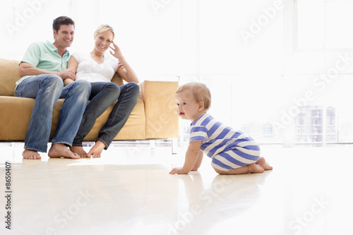 Foto: Couple in living room with baby smiling Couple in living room with baby smiling