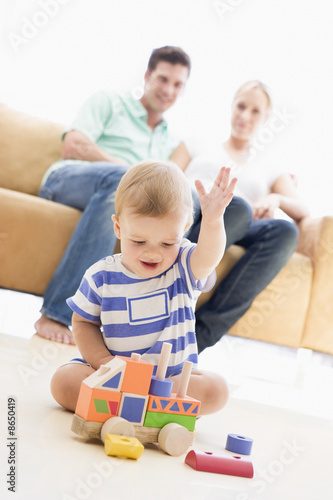 Foto: Couple in living room with baby smiling Couple in living room with baby smiling