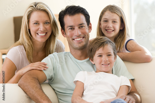 Foto: Family sitting in living room smiling Family sitting in living room smiling