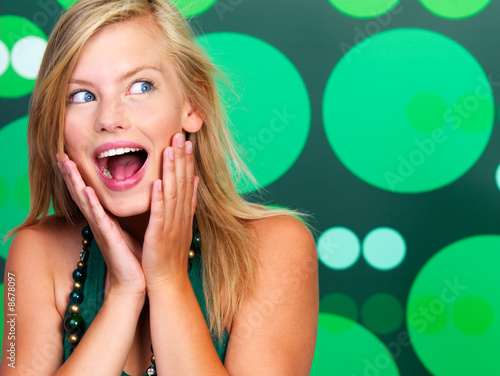 Foto: Beautiful young lady giving surprised look Beautiful young lady giving surprised look