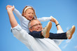 Foto: Grandfather holding his granddaughter on his shoulders Grandfather holding his granddaughter on his shoulders